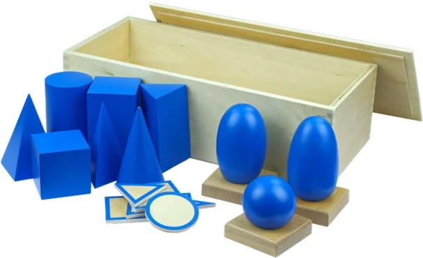 Moyo Montessori geometrická tělesa s podstavci a krabicí