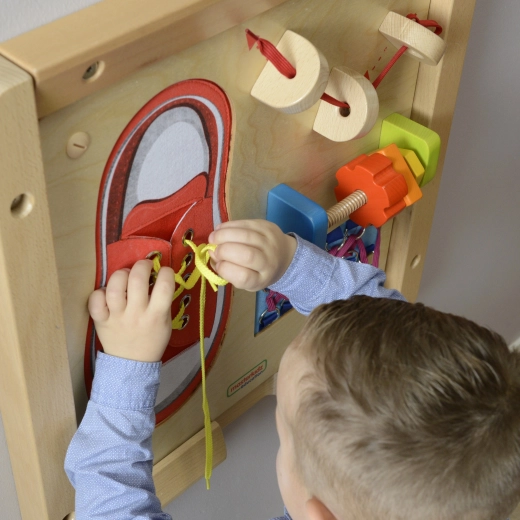 Provlékání šňůrky skrz otvory různé velikosti