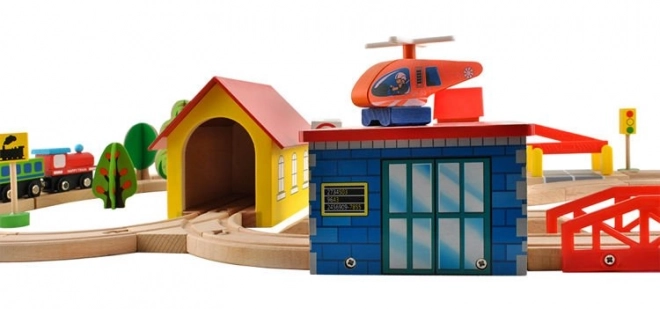 Dřevěná vláčkodráha s mostem a heliportem